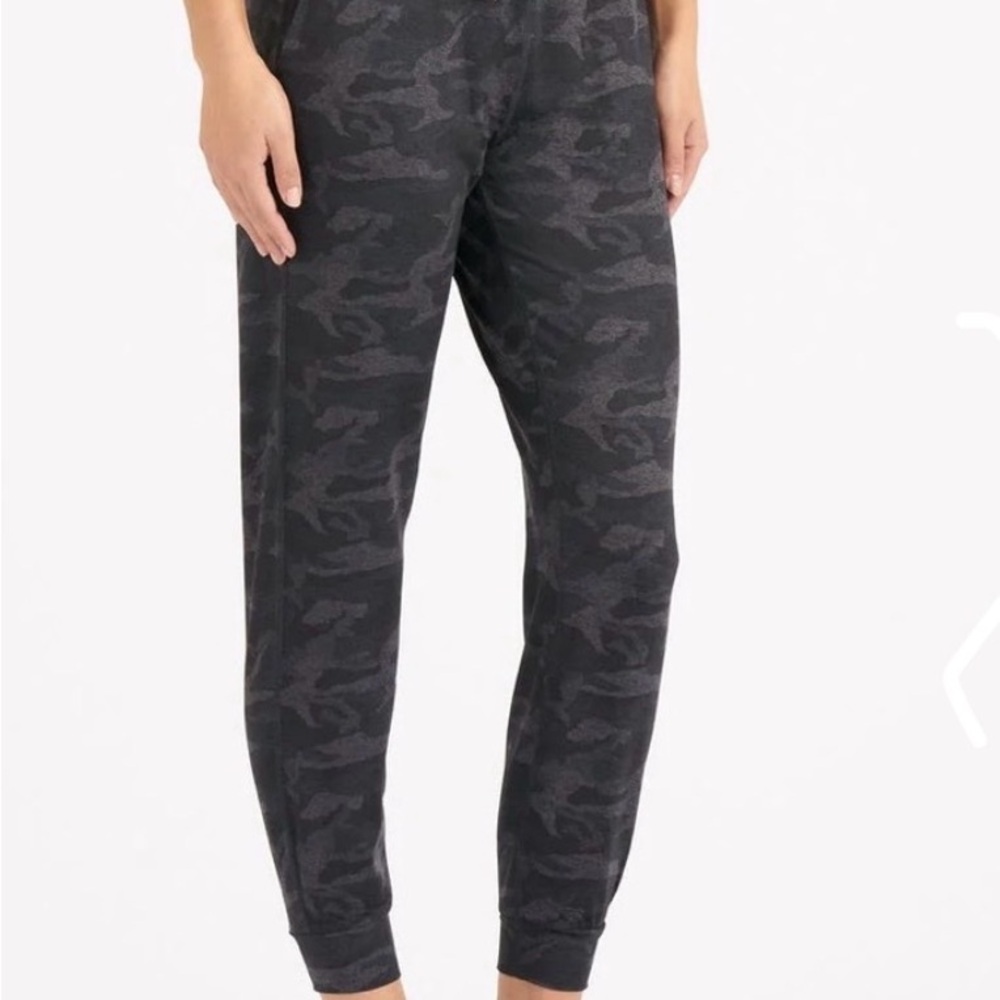 Vuori women’s Black Camouflage performance Joggers, size S